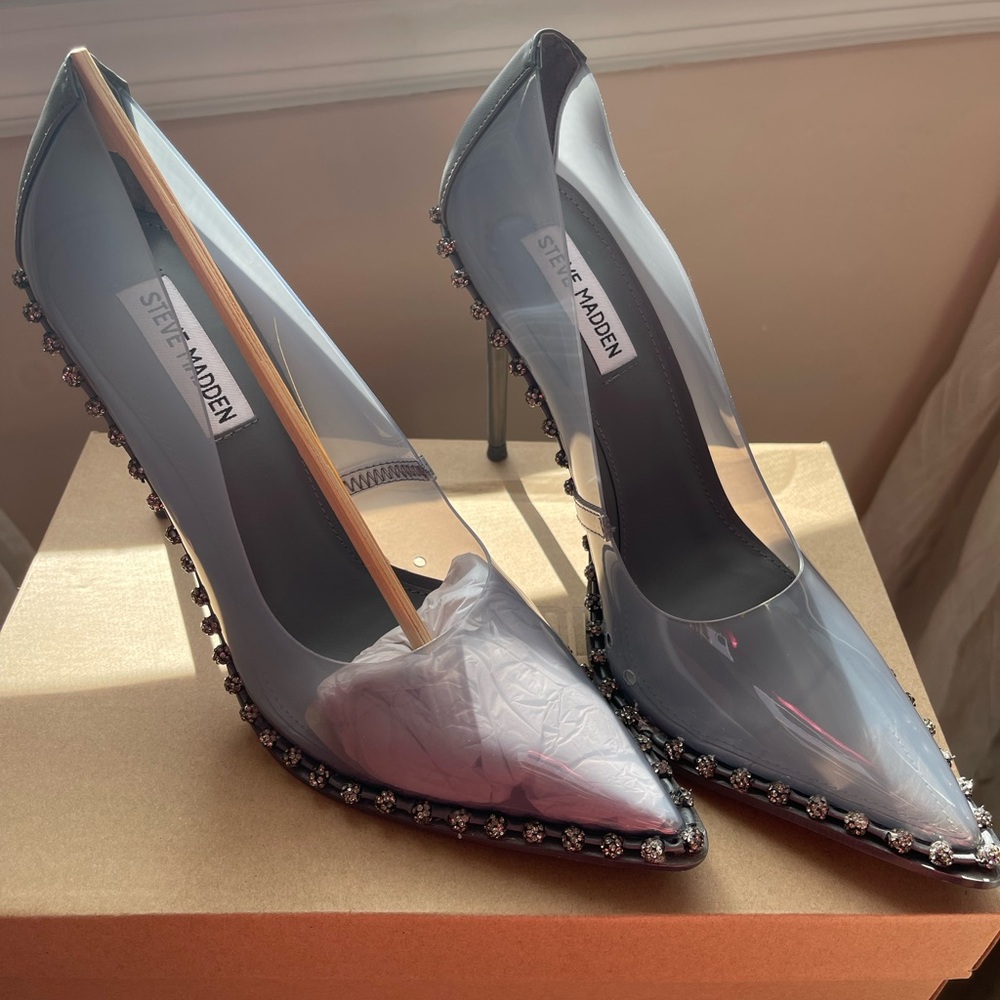 Steven Madden Dark Grey Vinyl Pump